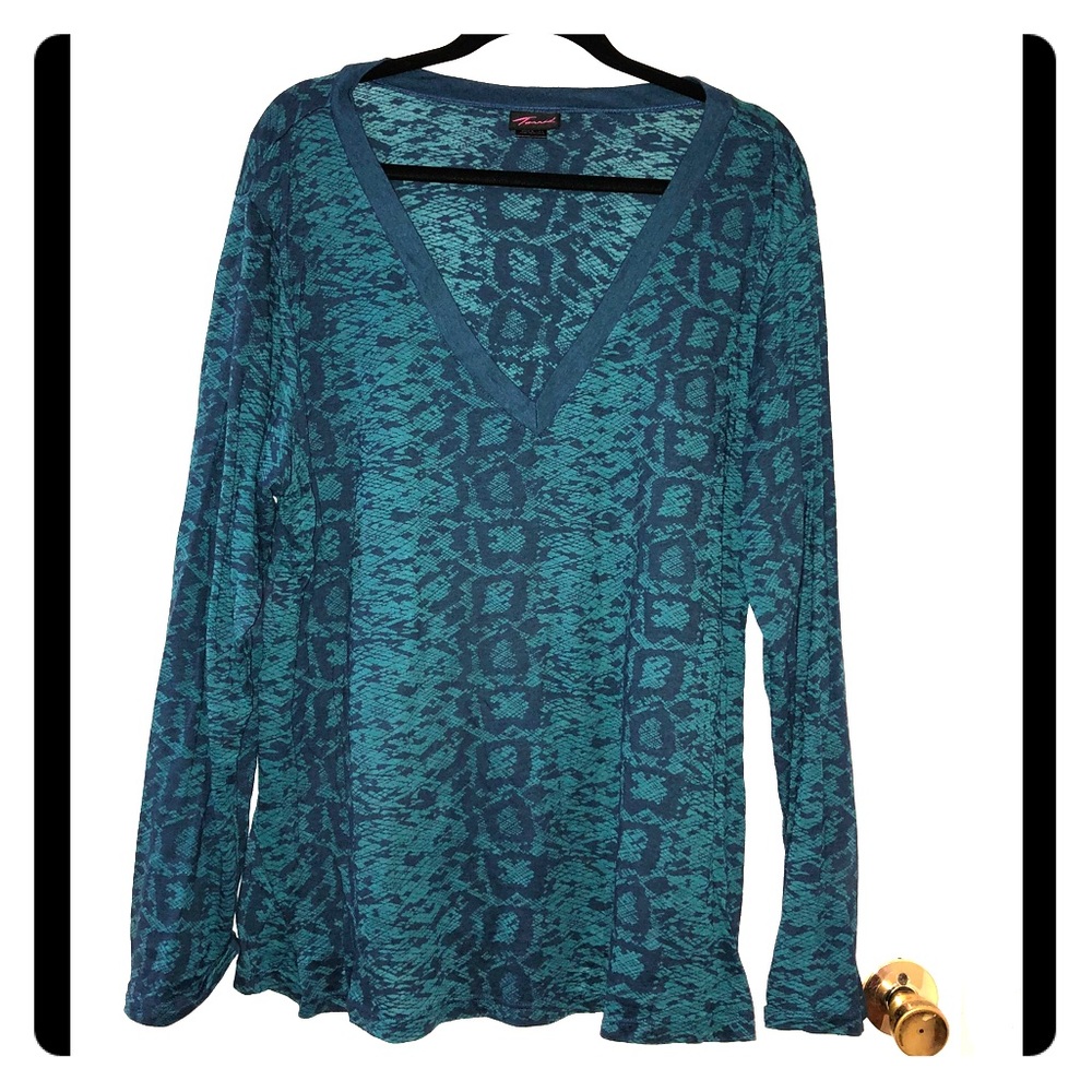 Torrid 4x teal snake skin log sleeve burnout shirt